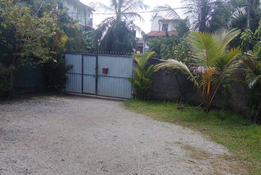 House-with-land-for-sale-in-Boralasgamuwa-10267-02