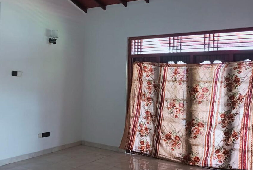 House-for-sale-in-Hunupitiya-10761-05