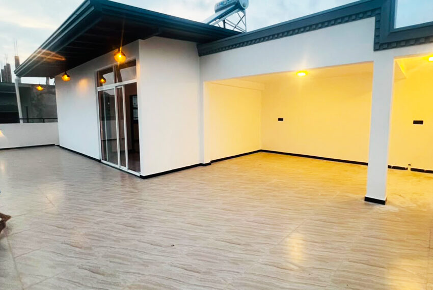 Luxury-Three-Story-House-for-Sale-in-Piliyandala-10974-02