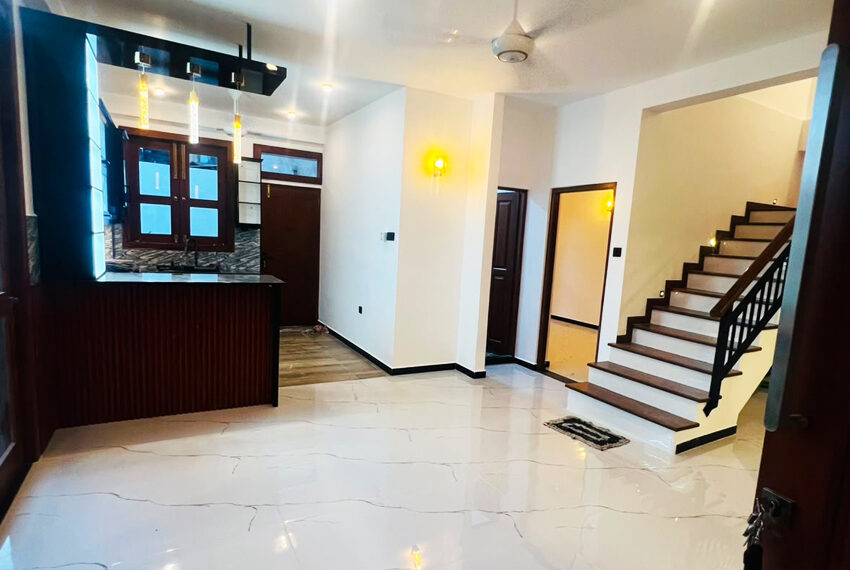 Luxury-Three-Story-House-for-Sale-in-Piliyandala-10974-08